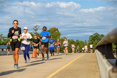 people-running-the-10-for-Texas-race.jpg